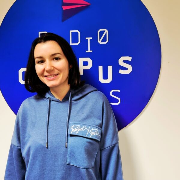 Laurène dans le studio de Radio Campus