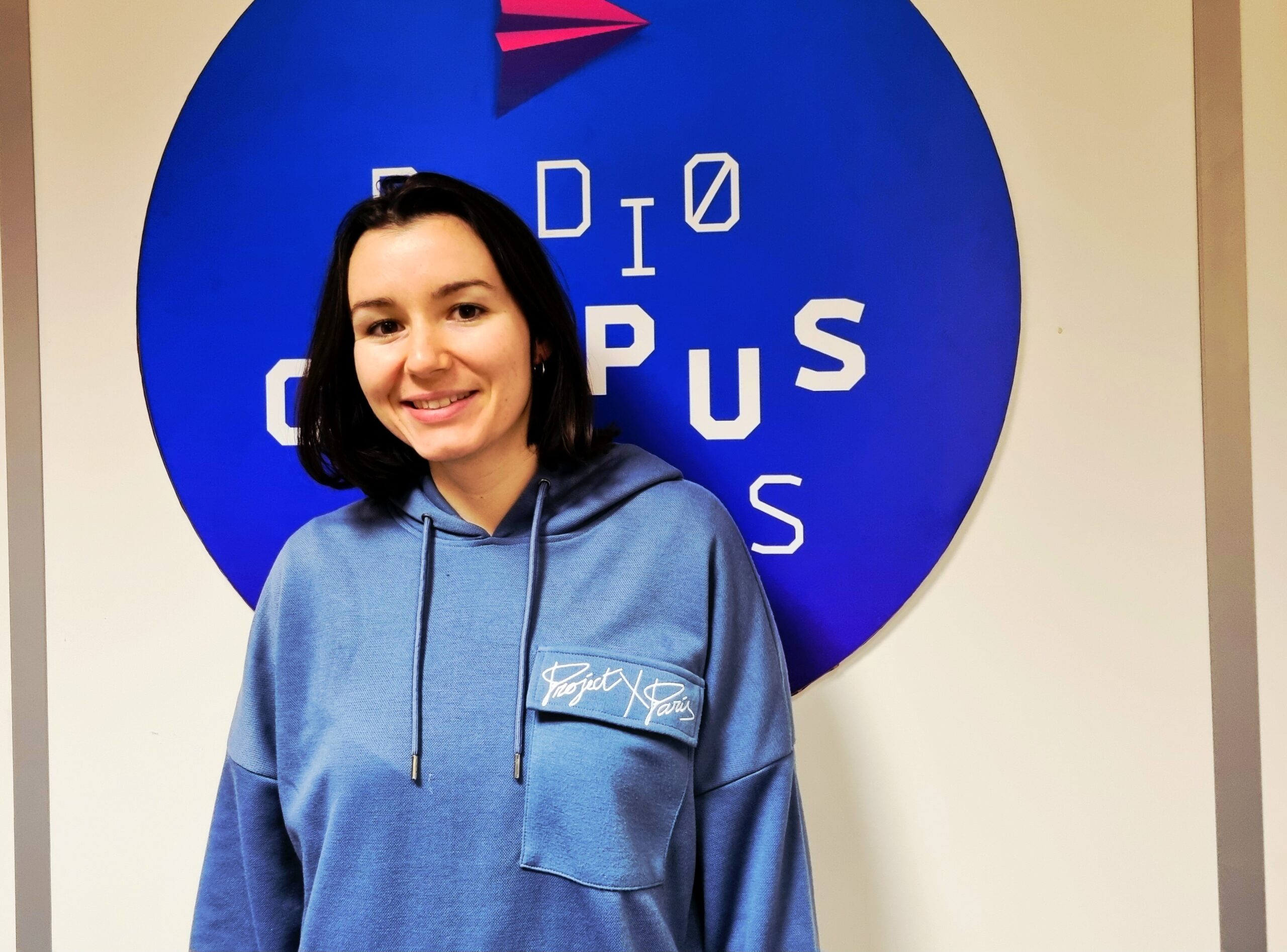 Laurène dans le studio de Radio Campus