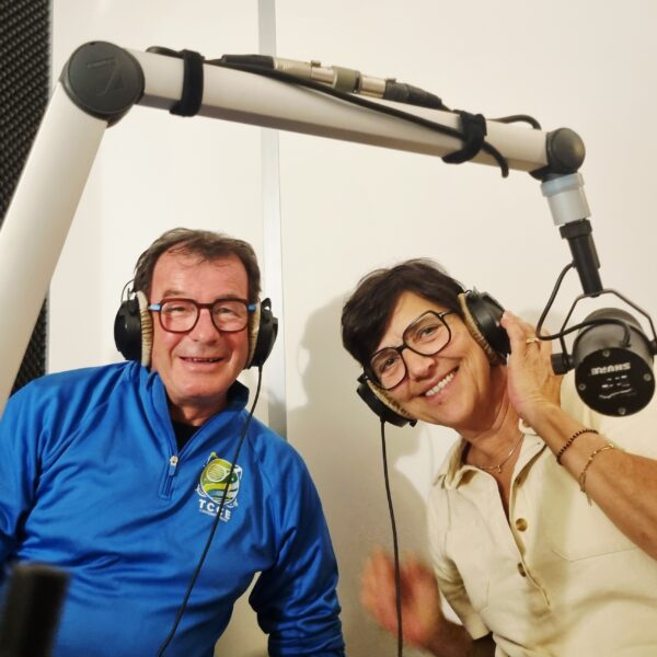 Yvon et Florence dans le studio de Radio Campus.