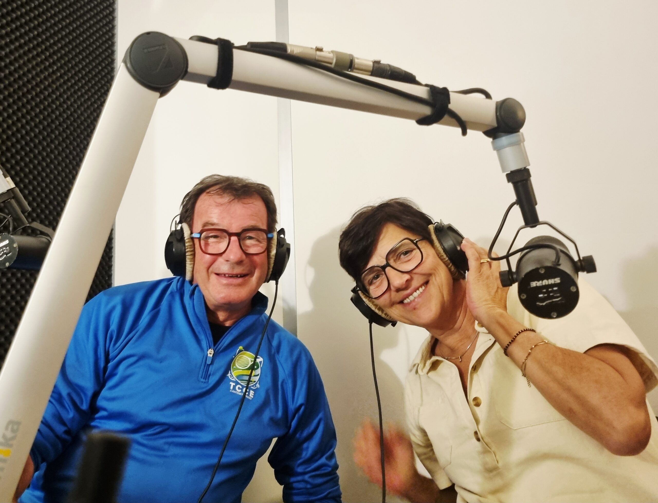 Yvon et Florence dans le studio de Radio Campus.